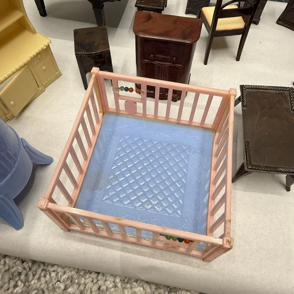 Vintage Renwal dollhouse furniture Huge Lot‎  piano vanity couch and more (READ)